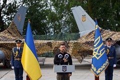 Зеленский показал истребители F-16 на Украине